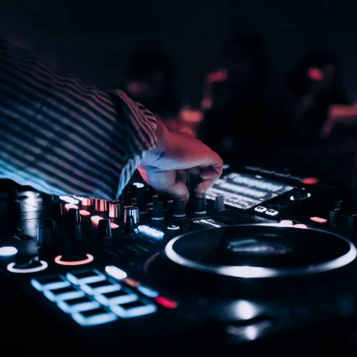 DJ voor schoolfeest